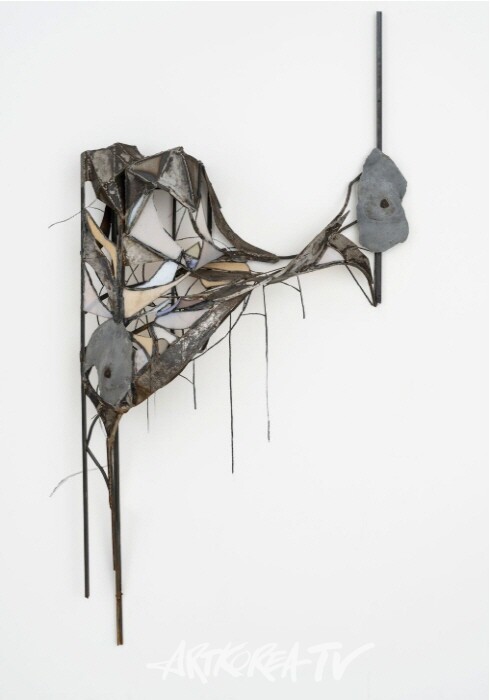 쉬폰 토마스 (정맥외), 2024 콘크리트, 청동, 강철, 스테인드 글라스 및 목탄 그림 237.5 × 132.1 × 45.7cm | 93.5 × 52 × 18인치