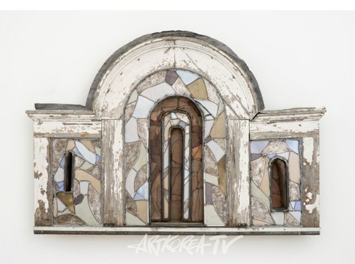 쉬폰 토마스 (따뜻한 색조), 2024 재활용된 식민지 시대 창틀, 스테인드 글라스, 운모, 실리콘 및 강철-137 × 205 × 22cm | 53 15/16 × 80 11/16 × 8 11/16인치