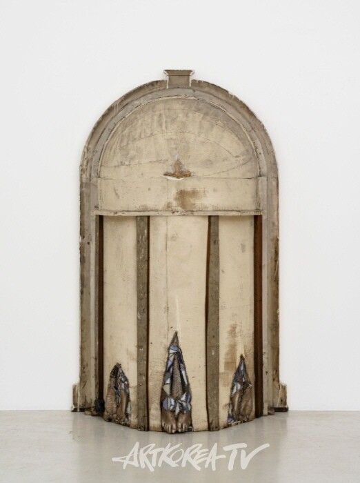 쉬폰 토마스 (알코브), 2024 재활용된 로마 스타일 알코브, 청동, 스테인드 글라스 및 실리콘 200 × 117.2 × 45.7cm | 78 3/4 × 46 1/8 × 18인치