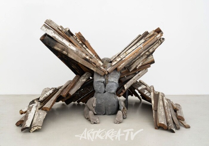 쉬폰 토마스 (pterygota), 2023-2024 재활용된 식민지 시대 기둥, 수력, 콘크리트 및 강철 114 × 210 × 184cm | 44 7/8 × 82 11/16 × 72 7/16인치