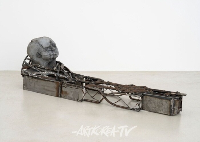 쉬폰 토마스(쪼개짐), 2024 콘크리트와 강철 43 × 140 × 46cm | 16 15/16 × 55 1/8 × 18 1/8인치