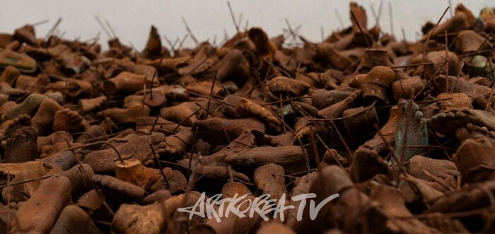 (무덤)(세부), 2024, 녹슨 수지 발, 가변 크기. 아티스트와 페로틴 제공