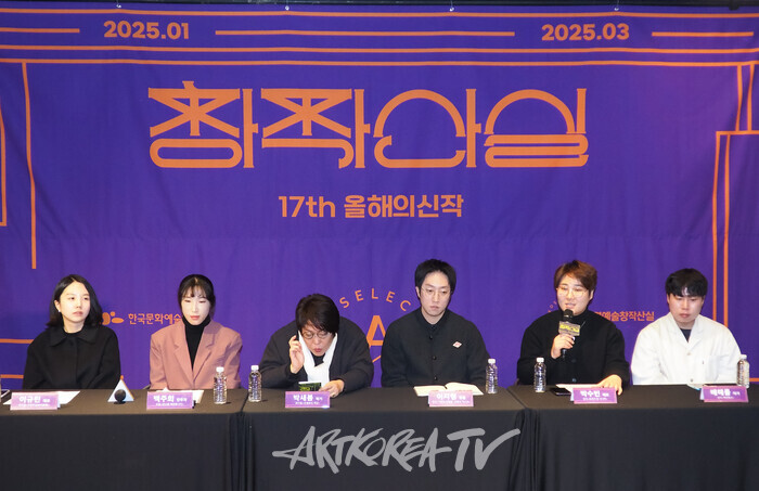 '제17회 공연예술창작산실 올해의신작' 1차 시기 기자간담회(사진 왼쪽부터 이규린 대표- 백주희 안무자- 박새봄 작가- 이지형 연출-박수빈 대표-배해률 작가) 2024.12.26 사진 ⓒ아트코리아방송 이용선 기자