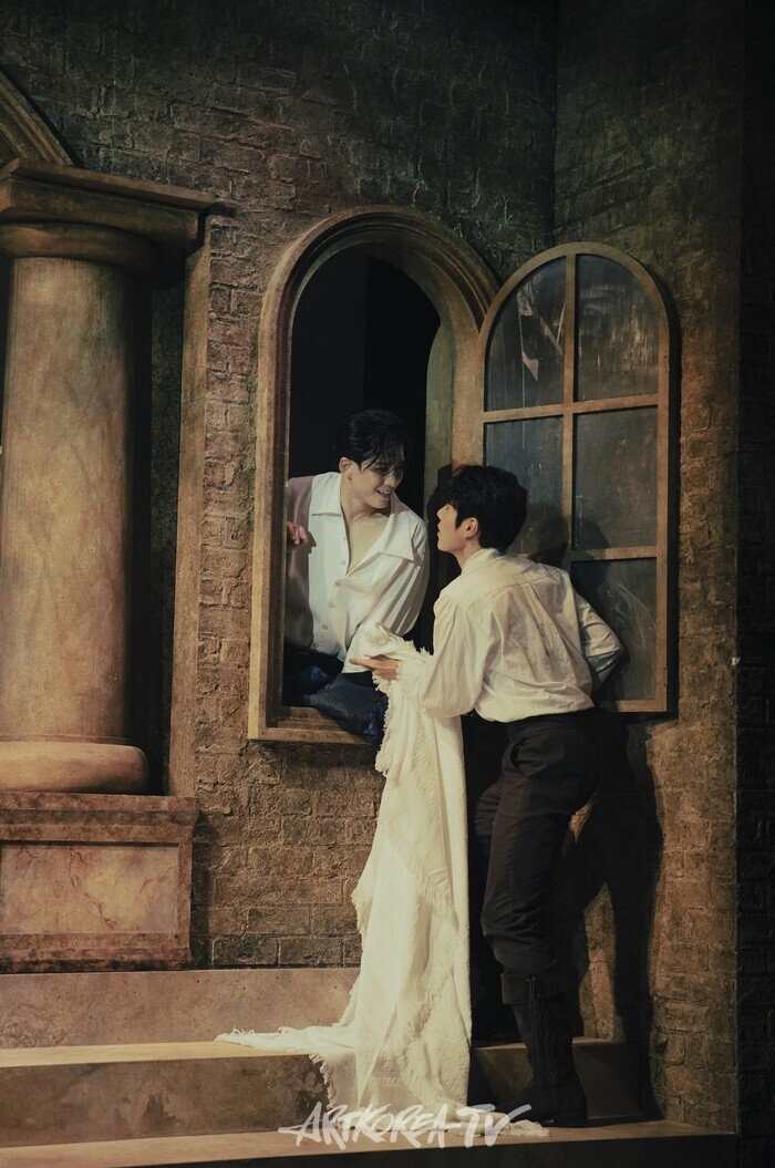 2024 연극 '스타크로스드' 공연 사진. 제공 (주)엠피앤컴퍼니