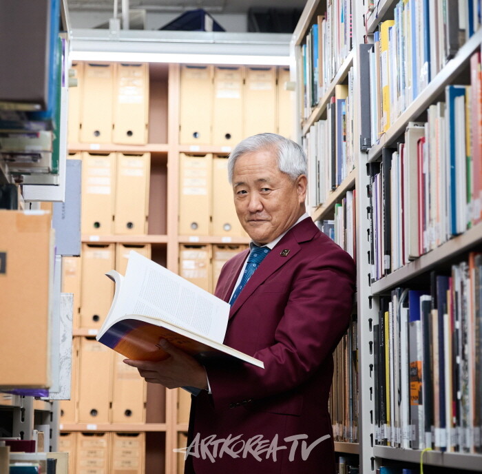 걸어다니는 미술계 메신저 김달진미술자료박물관장 인터뷰