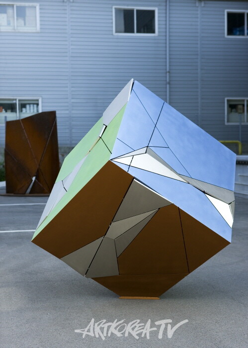 [김종근 미술평론] 철로 시선을 바꾸는 여자, 변숙경