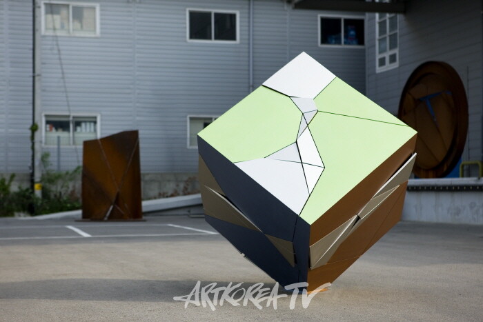 [김종근 미술평론] 철로 시선을 바꾸는 여자, 변숙경