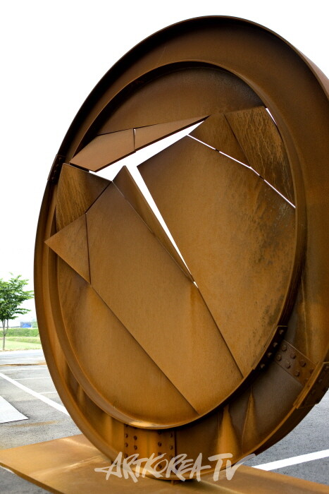 [김종근 미술평론] 철로 시선을 바꾸는 여자, 변숙경