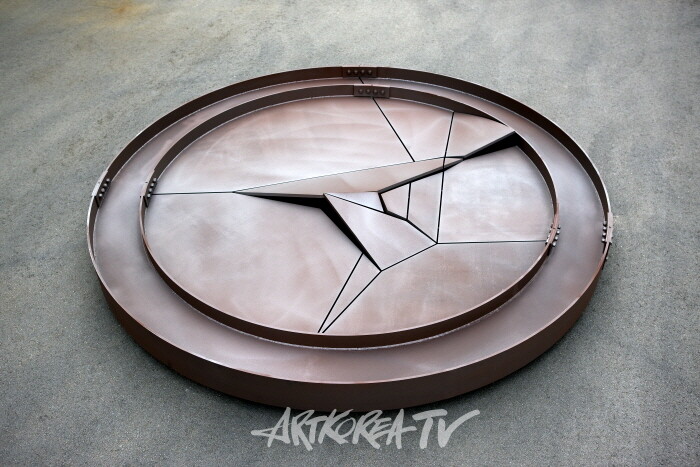 [김종근 미술평론] 철로 시선을 바꾸는 여자, 변숙경