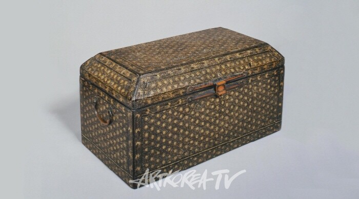 나전국당초문 경함(螺鈿菊唐草文經函), 고려, 13세기, 나무에 나전, 황동, 높이 25.6 cm, 너비 47.3 cm, 깊이 25.0cm, 개인 소장