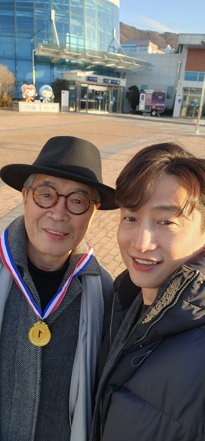 강종열 화백과 크로스오버테너 박완(전설의  당금주 촬영 중)