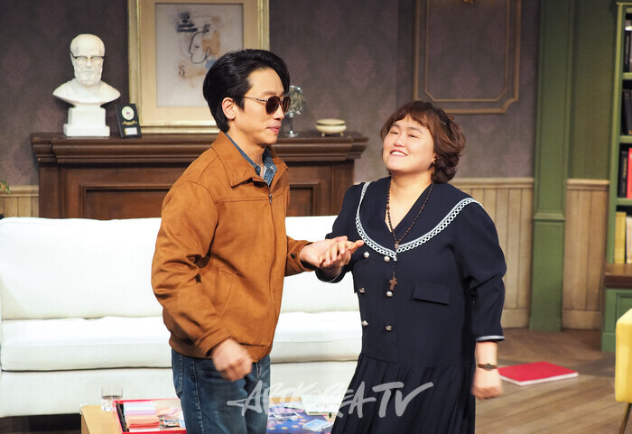 연극 '톡톡' 커튼콜(뱅상 역 민상욱, 마리 역 김아영). 2025.01.08 사진 ⓒ아트코리아방송 이용선 기자