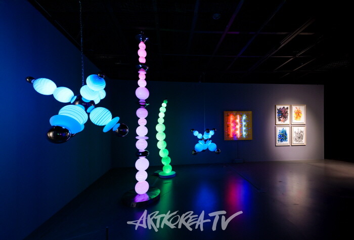 이후창, Touch of Light 빛의 촉감, Glass, Stainless Steel, LED, 가변설치, 2024