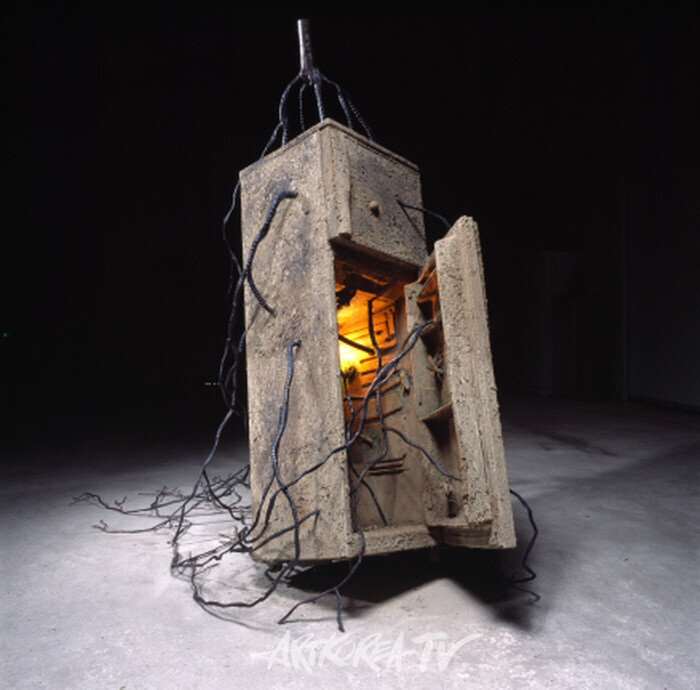 양태근, 자연의 귀환 1, 210x280x210cm, 냉장고.철각종 오브제, 2001