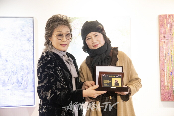 이경자 위원장 석사패 대리증정