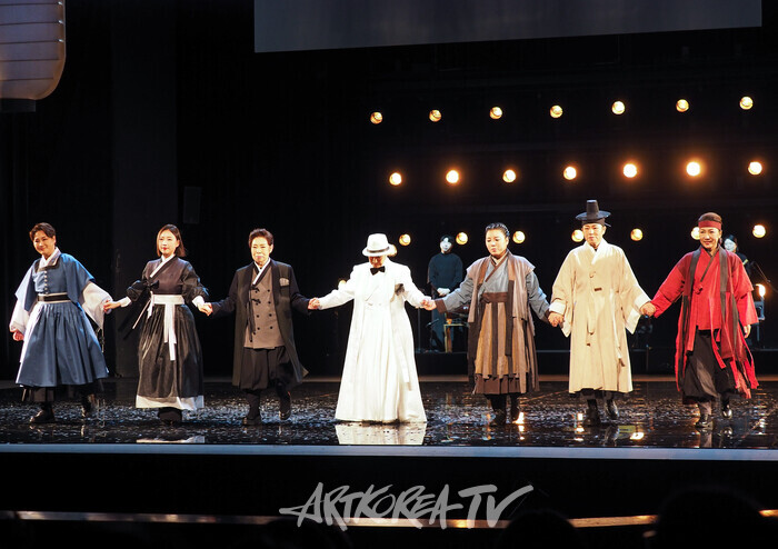 여성국극 '벼개가 된 사나히' 공연(사진 왼쪽부터 박수빈-강다인-이미자-이소자-황지영-이주영-김미영) . 2025.01.15 사진 ⓒ아트코리아방송 이용선 기자
