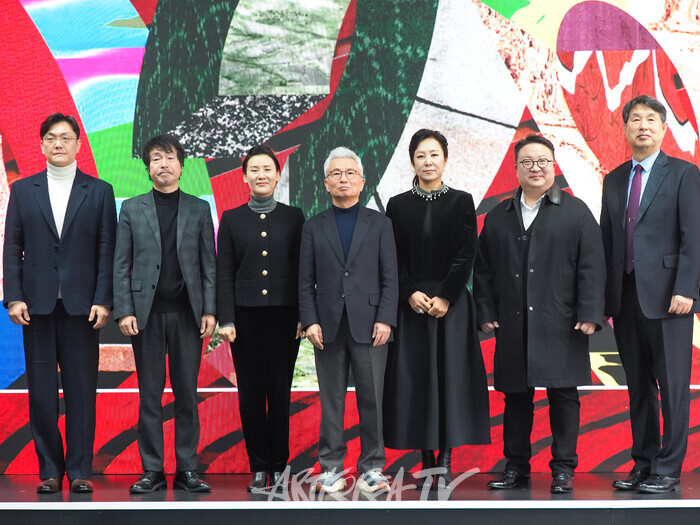 2025 세종시즌 기자간담회(사진 왼쪽부터 이승훤 서울시국악관현악단장-고선웅 서울시극단-윤혜정 서울시무용단장-안호상 세종문화회관 사장-박혜진 서울시오페라단장-김덕희 서울시뮤지컬단-박종원 서울시합창단장). 2025.01.21 사진 ⓒ아트코리아방송 이용선 기자​