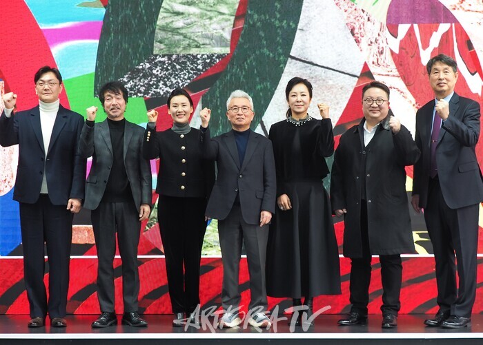 2025 세종시즌 기자간담회(사진 왼쪽부터 이승훤 서울시국악관현악단장-고선웅 서울시극단-윤혜정 서울시무용단장-안호상 세종문화회관 사장-박혜진 서울시오페라단장-김덕희 서울시뮤지컬단-박종원 서울시합창단장). 2025.01.21 사진 ⓒ아트코리아방송 이용선 기자​