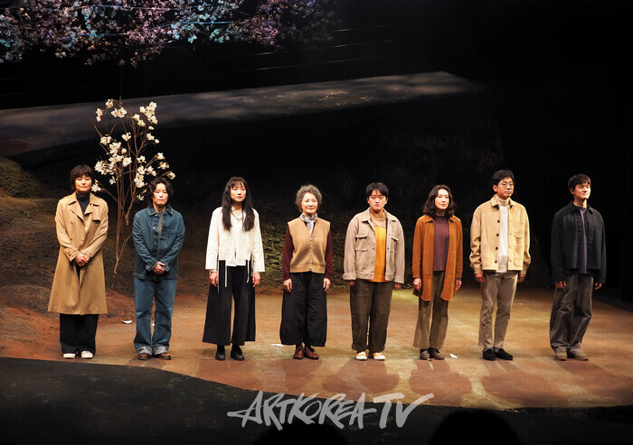 연극 '목련풍선' 커튼콜. 2025.01.21 사진 ⓒ아트코리아방송 이용선 기자