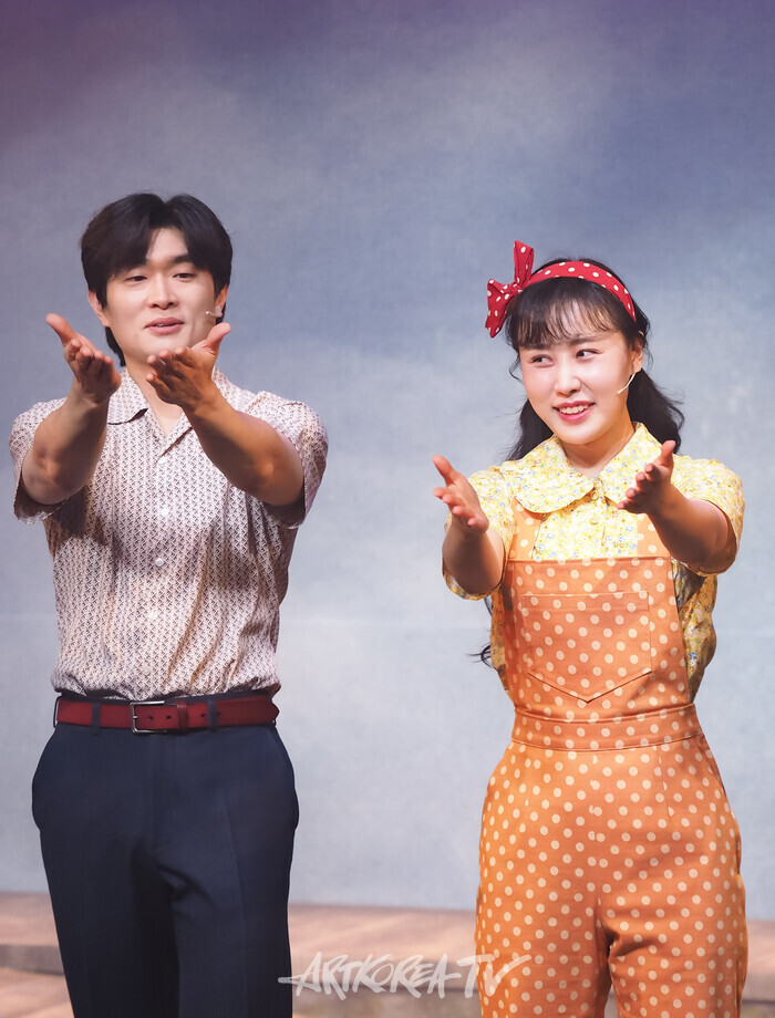 창작뮤지컬 '그해 여름' 커튼콜(강재호 역 김석환(왼쪽), 이복자 역 이유경). 2025.1.31 사진 ⓒ아트코리아방송 이용선 기자