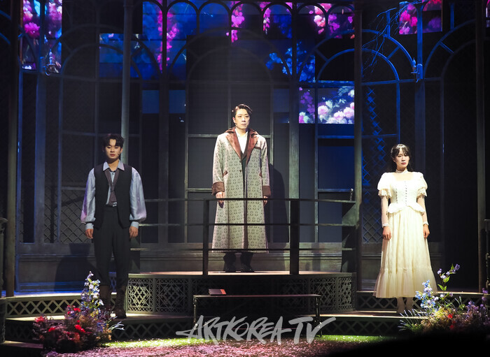 창작뮤지컬 '라파치니의 정원' 커튼콜(베아트리체 역 박새힘, 라파치니 역 김대종, 지오나비 역 정지우) 2025.02.04 사진 ⓒ아트코리아방송 이용선 기자