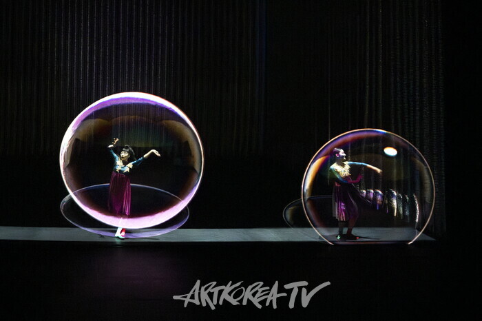 안은미컴퍼니 '드래곤즈' 공연 장면.  ©포테이니 크리스토필로풀루