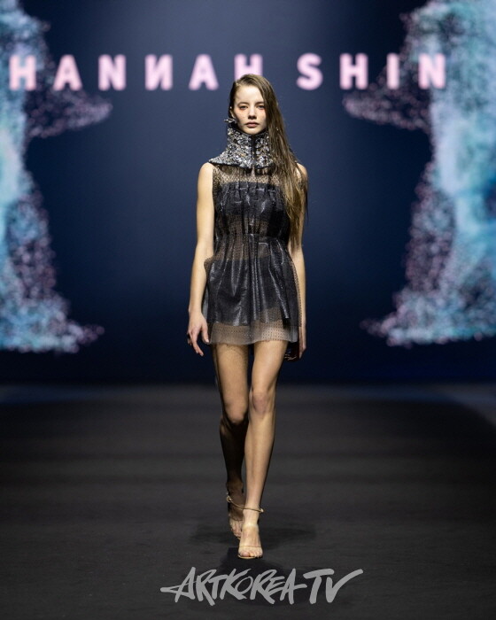 [사진제공: HANNAH SHIN 나이키 플라이 프린트 운동화 원단의 3D 패브릭 원단(홍익대 제공)으로 제작된 드레이핑 미니 드레스와 AI 로봇 폐기물과 재고 비즈로 장식관 3DP 넥클리스]