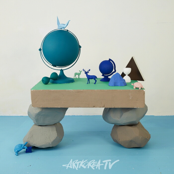 유현미,네모난 지구,112x112cm,Oil and inkjet print on canvas,2024