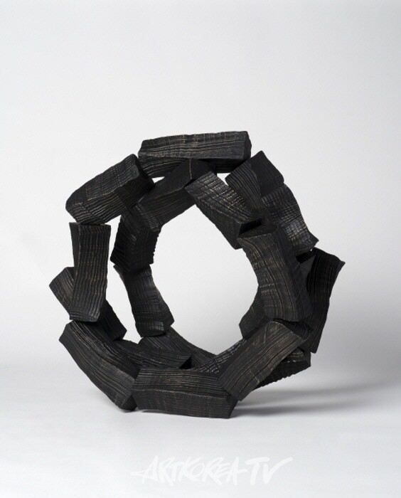 [Johyun Gallery] Lee Bae, Brushstroke Sculpture J5, Ed 1 of 4, 2024, Bronze, 83 x 85 x 55 cm (1)