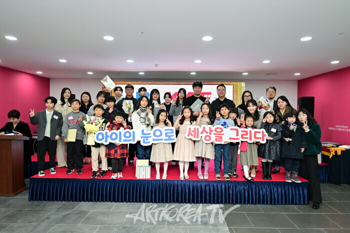 제4회 부산국제어린이청소년아트페어에 참여한 어린이 청소년 작가들이 한자리에 모여 기념촬영을 하고 있다. ⓒ비카프