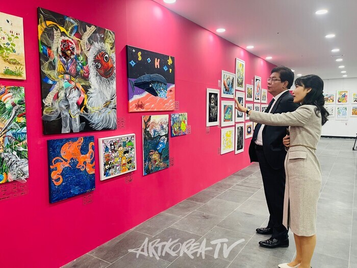 이영애 비카프 대표가 안성민 부산광역시의회 의장과 함께 제4회 부산국제어린이청소년아트페어 출품작을 관람하고 있다. ⓒ비카프