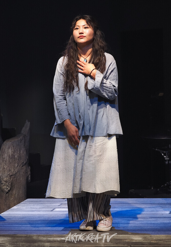 연극 '저수지의 인어' 커튼콜(여자 역 변민경) 2025.02.13 사진 ⓒ아트코리아방송 이용선 기자