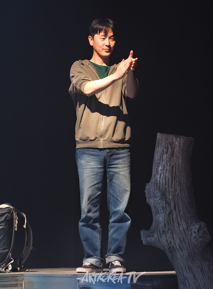 연극 '저수지의 인어' 커튼콜(철수 역 이기현) 2025.02.13 사진 ⓒ아트코리아방송 이용선 기자