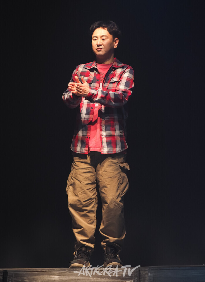 연극 '저수지의 인어' 커튼콜(경태 역 심원석) 2025.02.13 사진 ⓒ아트코리아방송 이용선 기자