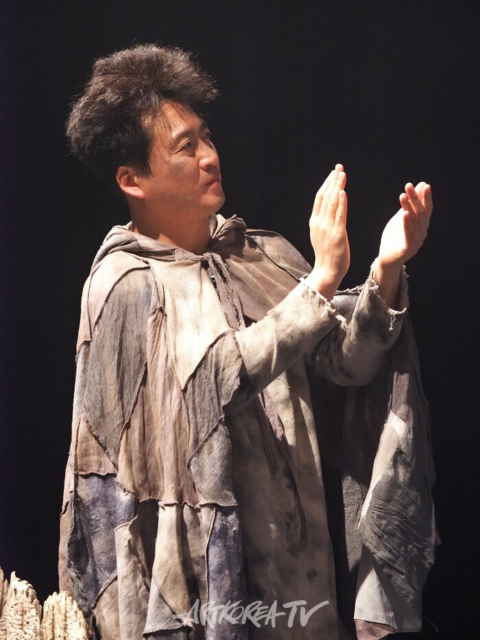 연극 '저수지의 인어' 커튼콜(아버지인어 역 한동희) 2025.02.13 사진 ⓒ아트코리아방송 이용선 기자