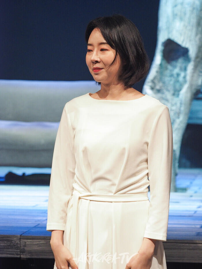 연극 '저수지의 인어' 커튼콜(영희 역 이윤수) 2025.02.13 사진 ⓒ아트코리아방송 이용선 기자