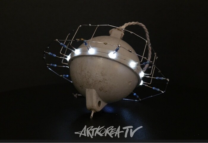 The light things, 15×15×15cm, 플라스틱부표, LED, 2023