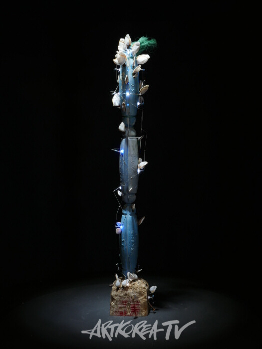 The light things, 30×55×30cm, 플라스틱부표, LED, 2023