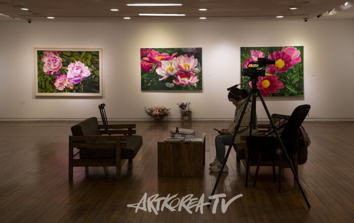 박경민 개인전 ‘꿈을 넘어서’ – 버스기사에서 작가로, 모란에 담긴 삶의 이야기