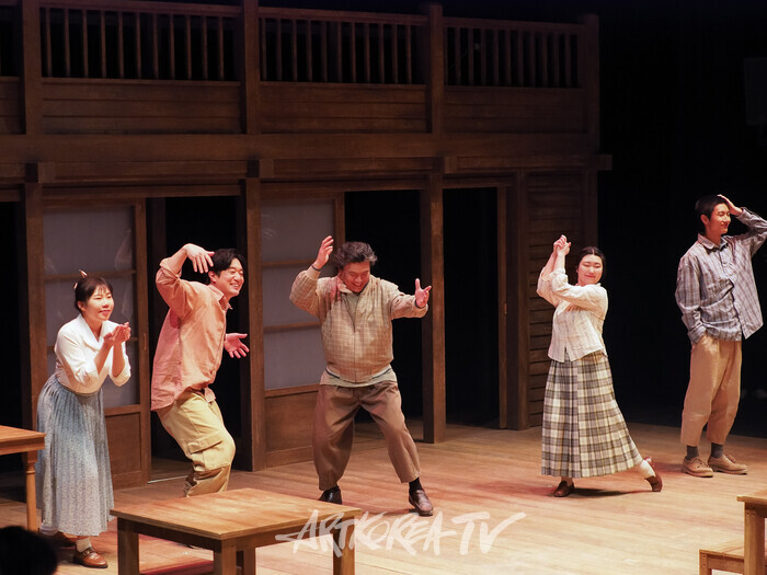 연극 '동백당; 빵집의 사람들' 커튼콜. 2025.02.20 사진 ⓒ 아트코리아방송 이용선 기자