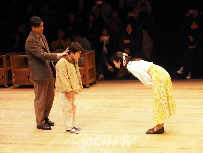 ​연극 '동백당; 빵집의 사람들' 커튼콜. 2025.02.20 사진 ⓒ 아트코리아방송 이용선 기자​