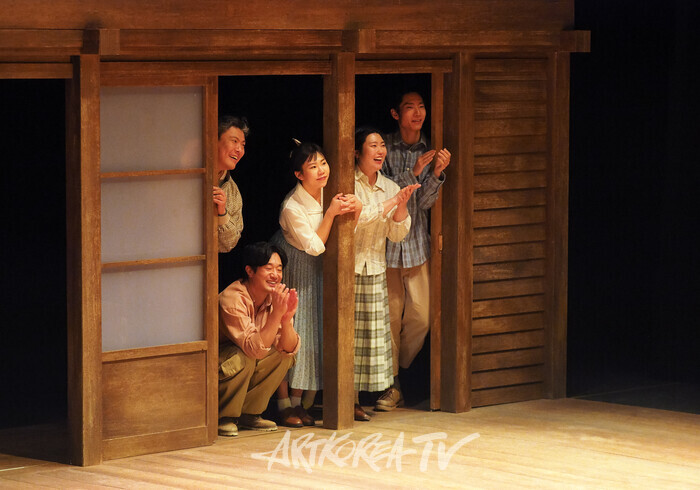 ​연극 '동백당; 빵집의 사람들' 커튼콜. 2025.02.20 사진 ⓒ 아트코리아방송 이용선 기자​