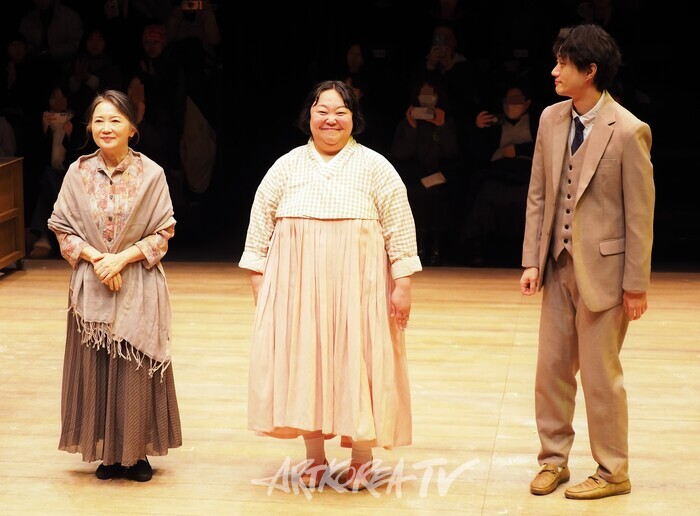 ​연극 '동백당; 빵집의 사람들' 커튼콜. 2025.02.20 사진 ⓒ 아트코리아방송 이용선 기자​