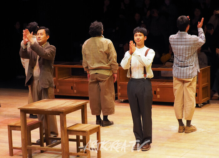 ​연극 '동백당; 빵집의 사람들' 커튼콜. 2025.02.20 사진 ⓒ 아트코리아방송 이용선 기자​