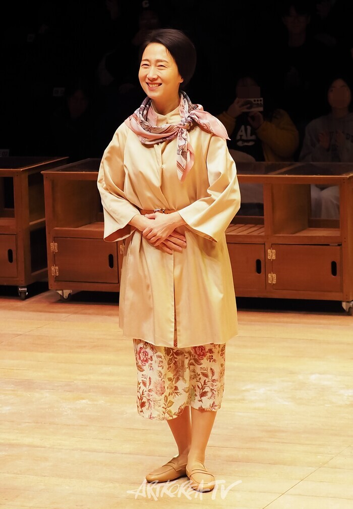 ​연극 '동백당; 빵집의 사람들' 커튼콜. 2025.02.20 사진 ⓒ 아트코리아방송 이용선 기자