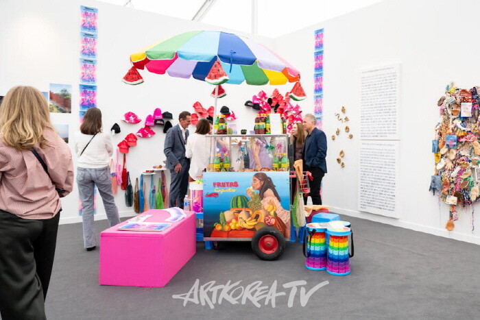 AMBOS, Frieze Los Angeles 2025. 사진-Casey Kelbaugh. 제공-Frieze 및 CKA