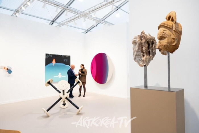 Frieze Los Angeles 2025. 사진-Casey Kelbaugh. 제공-Frieze 및 CKA2