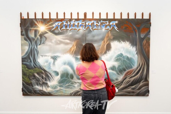 Frieze Los Angeles 2025의 Charlie James 갤러리. 사진-Casey Kelbaugh. 제공-Frieze 및 CKA