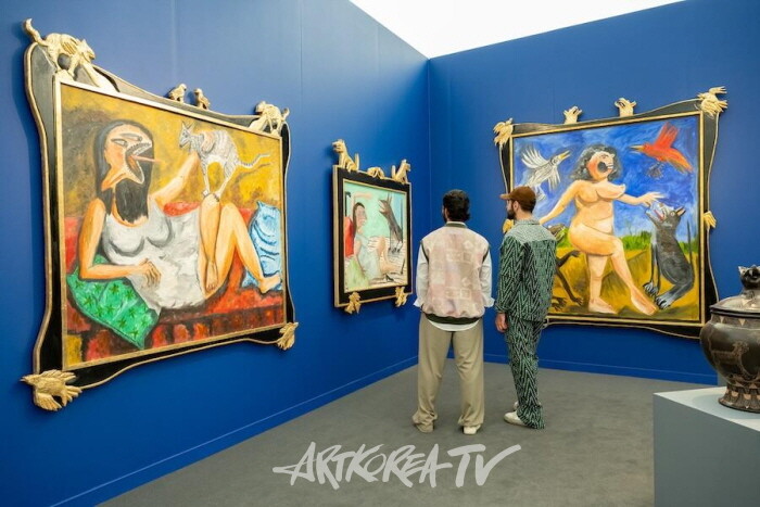 Frieze Los Angeles 2025의 Proyectos Moncolova. 사진- Casey Kelbaugh. 제공- Frieze 및 CKA