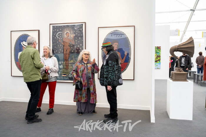 LA Louver, Frieze Los Angeles 2025. 사진- Casey Kelbaugh. 제공-Frieze 및 CKA